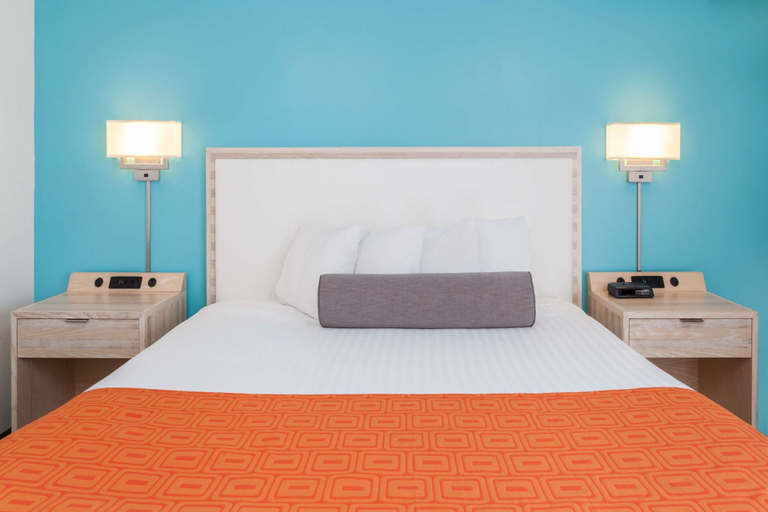 Bedroom 3, Howard Johnson by Wyndham Mystic, New London