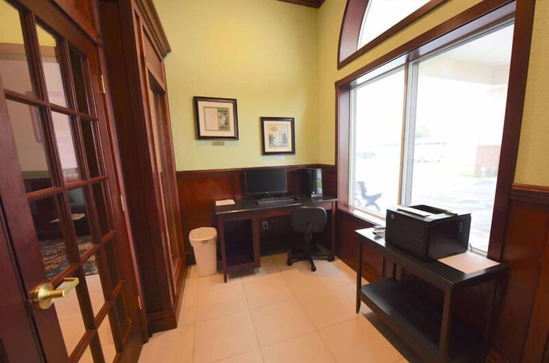 Others 5, Mackinaw Beach & Bay Inn & Suites, Cheboygan