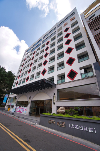 Exterior & Views 8