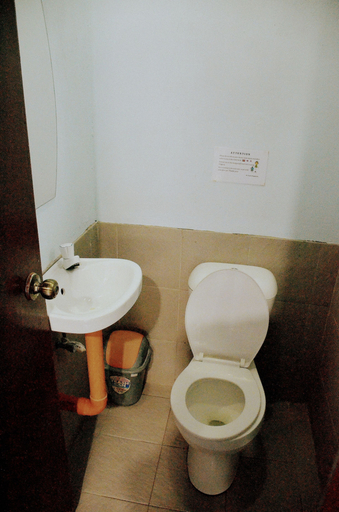 Bathroom 4, Malapascua Budget Inn, Daanbantayan