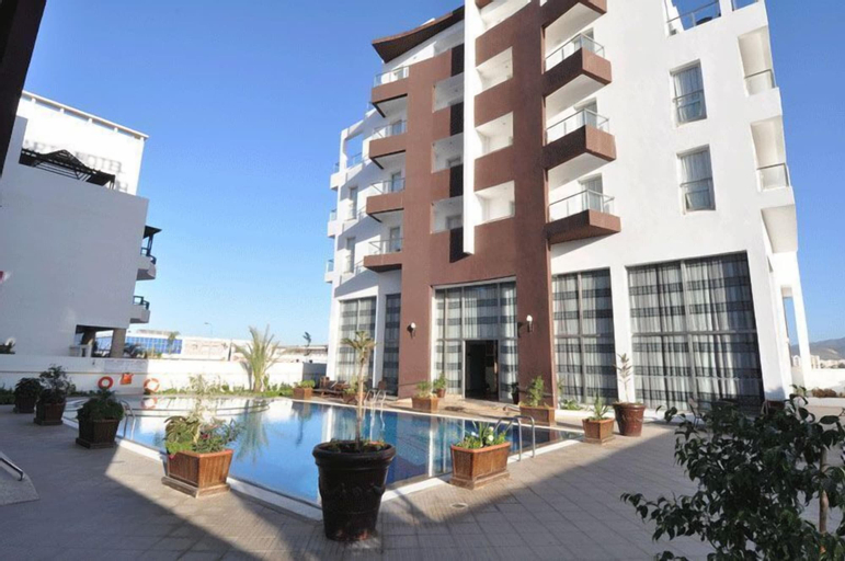 Exterior & Views 12