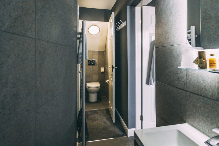 Bathroom 4, Weavers Guest House, Bradford