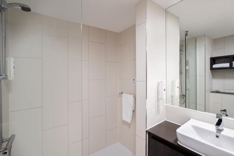 Bathroom 5, Ramada by Wyndham Leeds East, Leeds