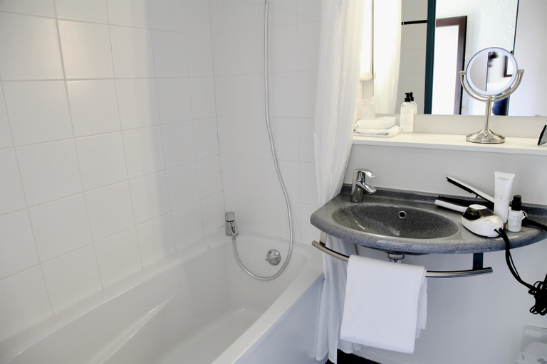 Bathroom 4, Kyriad Lannion, Côtes-d'Armor
