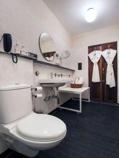 Bathroom, Mangaldas Ni Haveli II by The House of MG, Ahmadabad