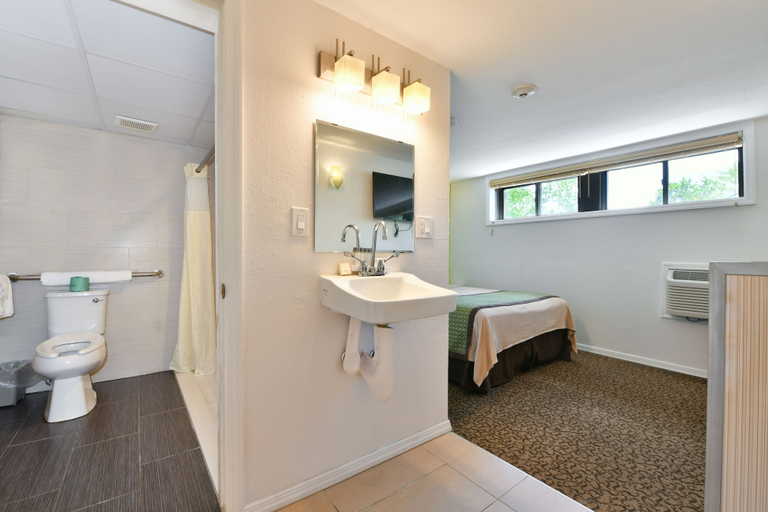 Bathroom 4, Inn at Jericho, Nassau