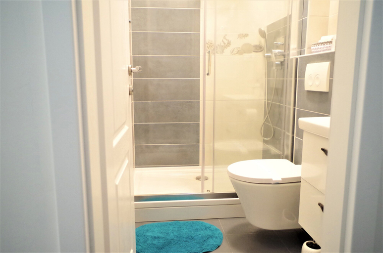 Bathroom 4, Greystar & Bluestar, Split