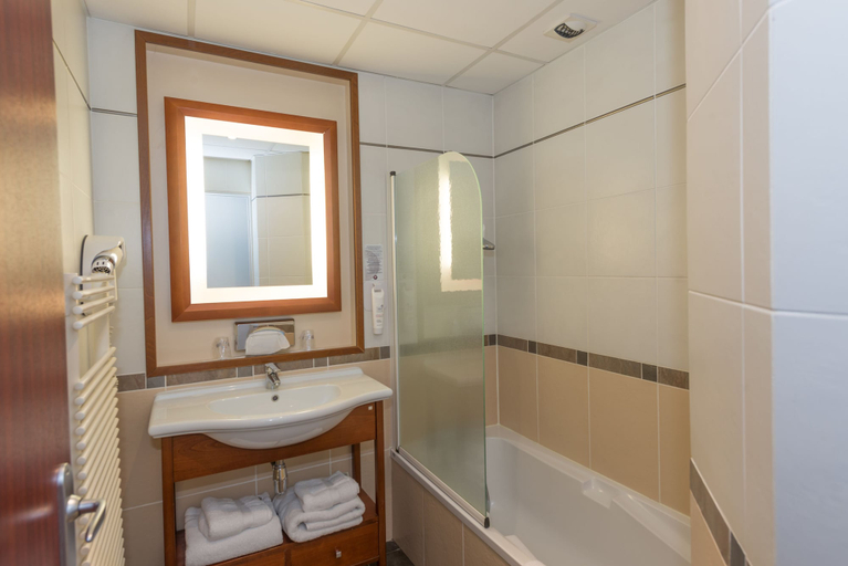 Bathroom 4, Kyriad Limoges Centre - Gare - Atrium, Haute-Vienne