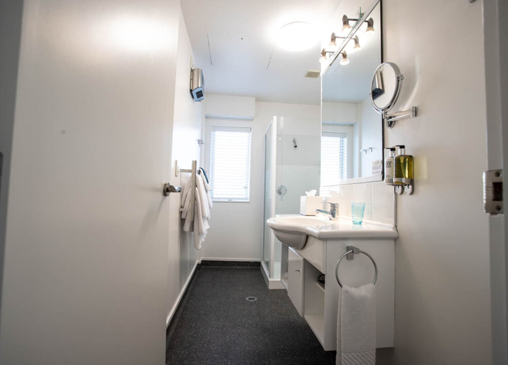 Bathroom 5, Radfords on the Lake, Southland