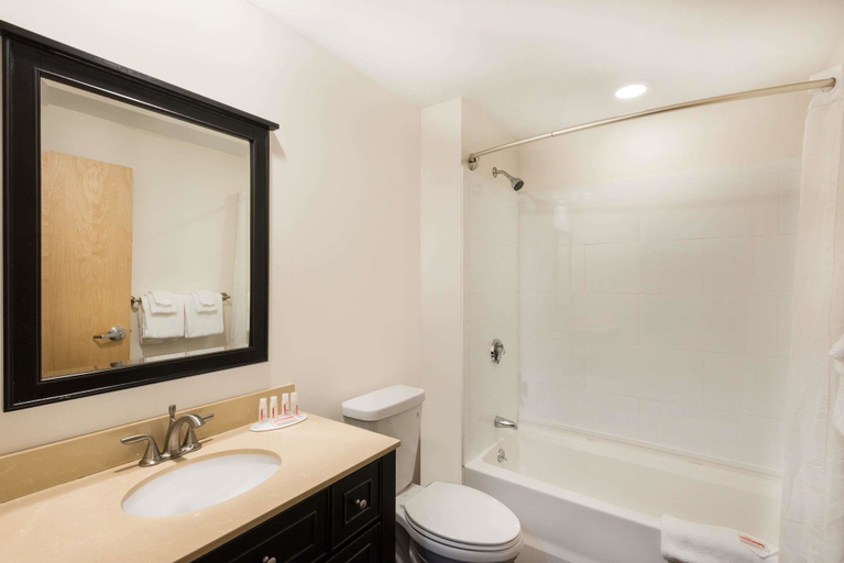 Bathroom 4, Howard Johnson by Wyndham Quincy/Boston, Norfolk