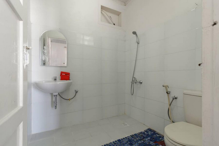 Bathroom 3, RedDoorz Syariah near Universitas Negeri Padang, Padang