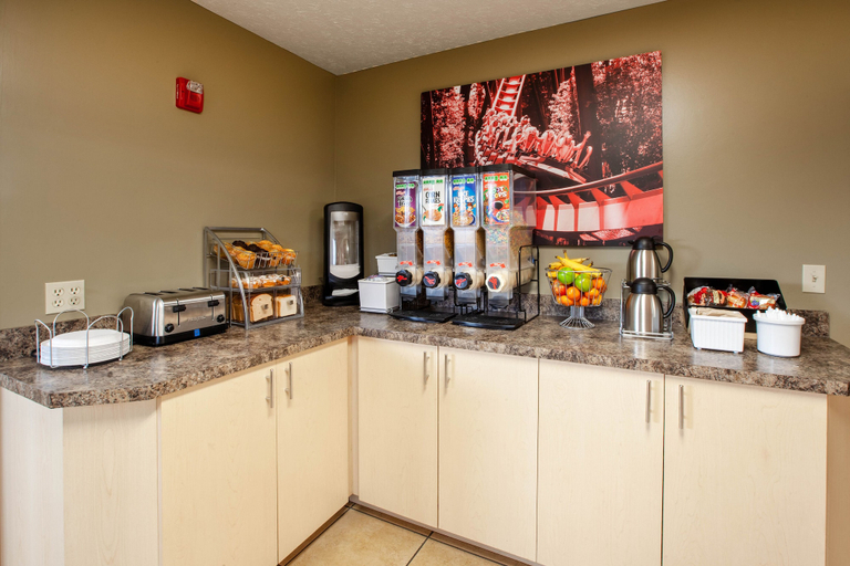 Food & Drinks 5, Super 8 by Wyndham Sandusky, Erie