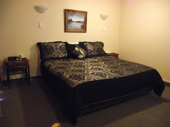 Bedroom 3, Caves Motor Inn, Waitomo