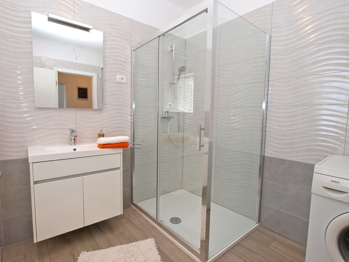 Bathroom 3, Apartment 1366, Pula