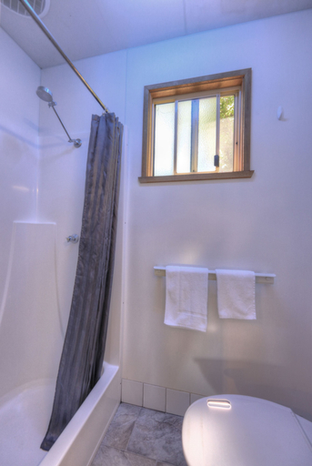 Bathroom 4, Colac Colac Caravan Park, Towong - Pt B