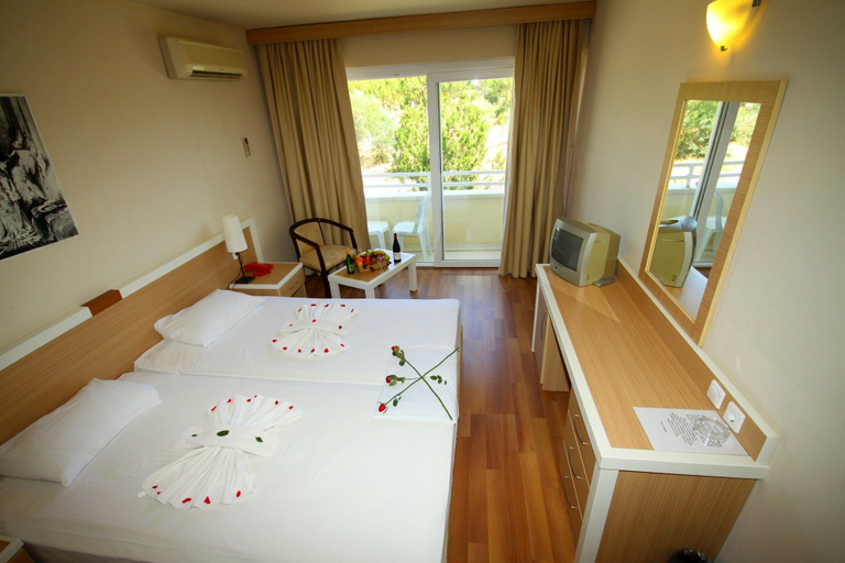 Bedroom 4, Tuntas Beach Hotel Altinkum, Didim