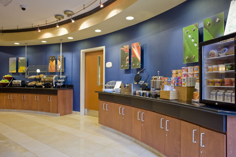 Food & Drinks 5, Fairfield Inn & Suites Columbus, Lowndes