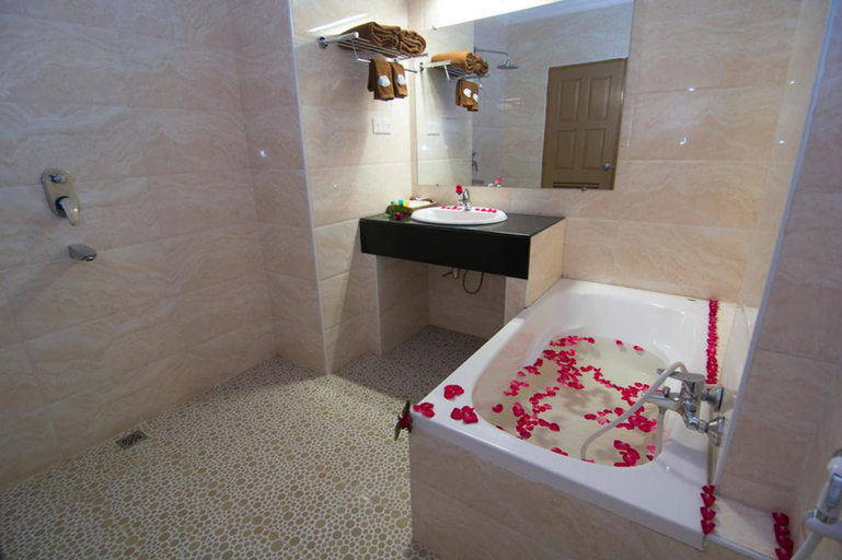 Bathroom 3, Royal Inlay Hotel, Taunggye