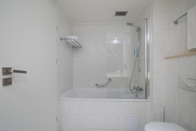 Bathroom 5, Vienna House Easy by Wyndham Bucharest Airport, Otopeni