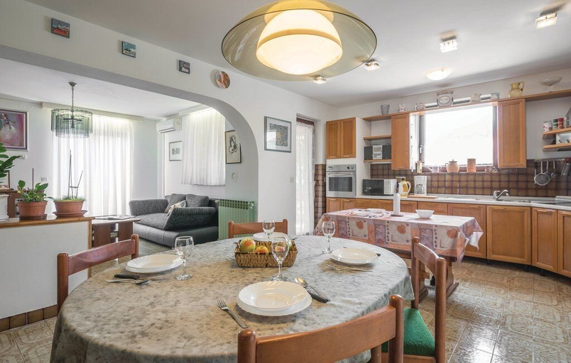 Food & Drinks 5, Apartments Biserka 1495, Medulin