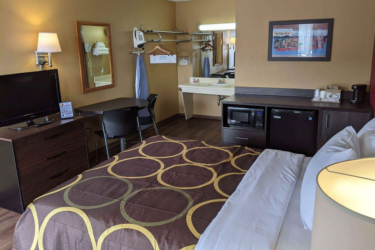 Bedroom 3, Super 8 by Wyndham Sandusky, Erie