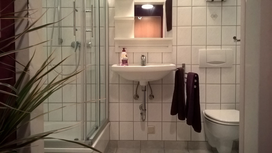Bathroom 4, Wohnstube Koeln, Köln