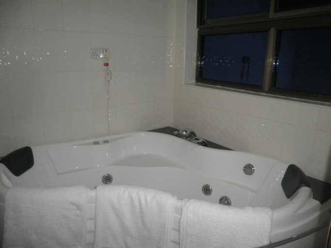 Bathroom, Marrets International Hotel, Cape Coast