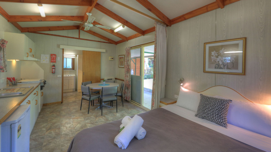 Bedroom 3, Colac Colac Caravan Park, Towong - Pt B