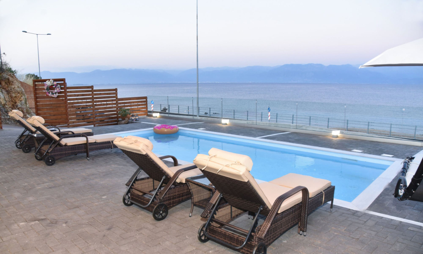 Sport & Beauty 5, Aurora Luxury Retreat - Beachfront & Private Pool, Peloponnese