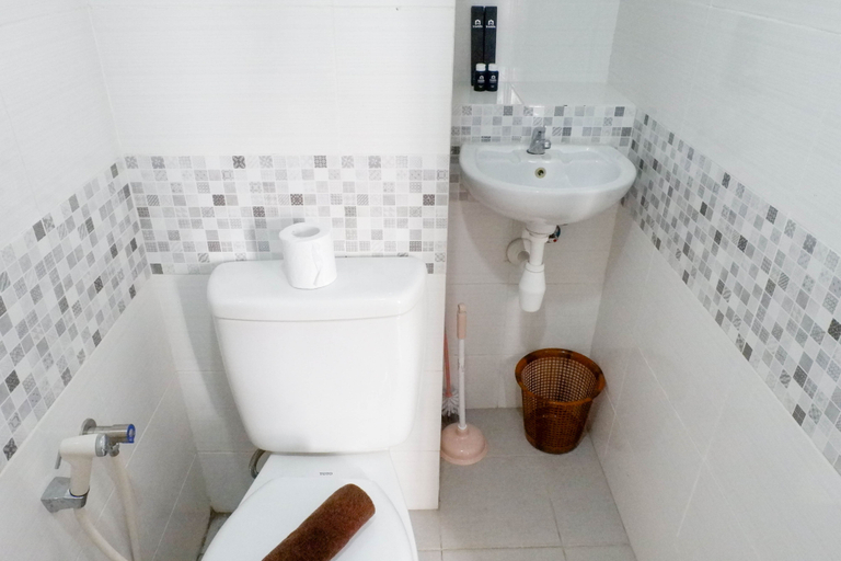 Bathroom, Cozy and Serene Studio Loft at Apartment Amega Crown Residence By Travelio, Surabaya