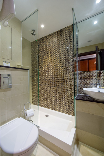 Bathroom 4, Doubletree by Hilton London Marble Arch, London