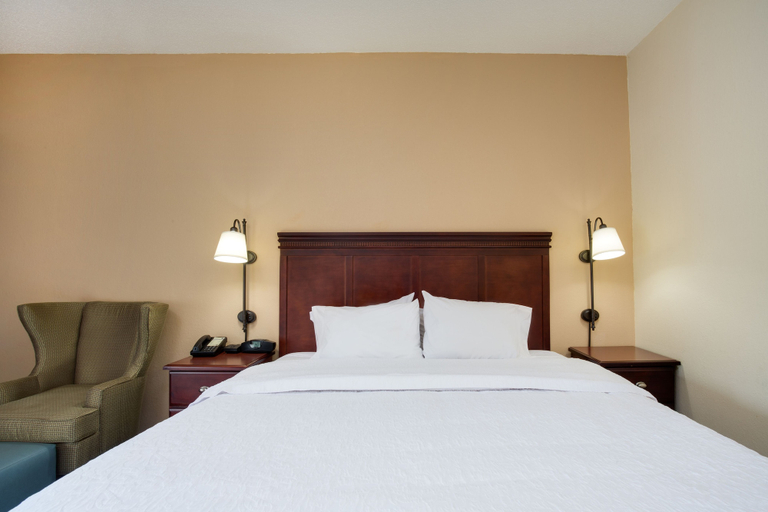 Bedroom 4, Hampton Inn Somerset, Somerset