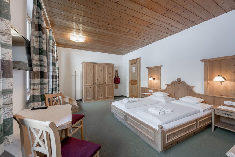Bedroom 3, Hotel Fischer am See, Reutte