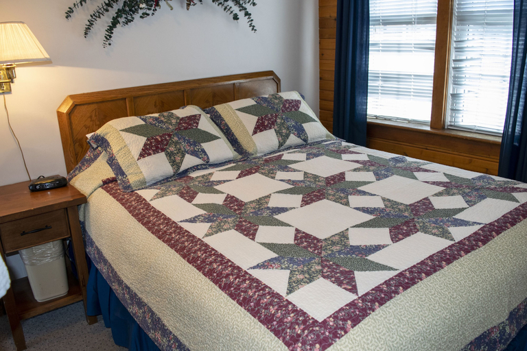 Bedroom 3, Crandell Mountain Lodge, Division No. 3