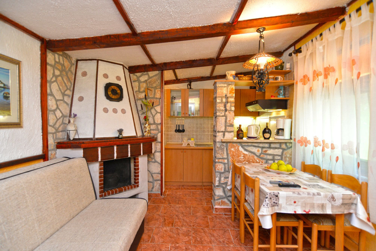 Food & Drinks 4, Apartment 498, Medulin