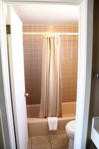Bathroom 4, Lakeshor Motor Inn, Saint Louis