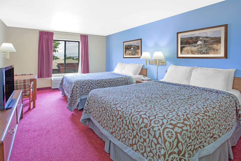 Bedroom 3, Days Inn by Wyndham Madison NE/Windsor, Dane