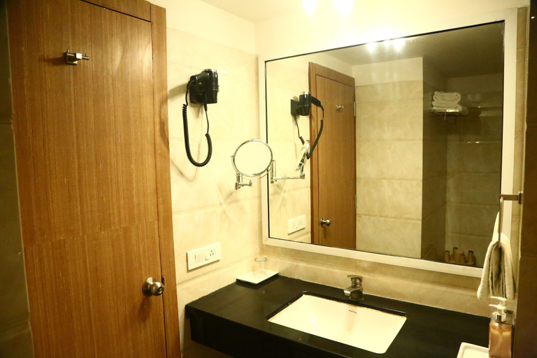 Bathroom, Castle Inn, East Nimar