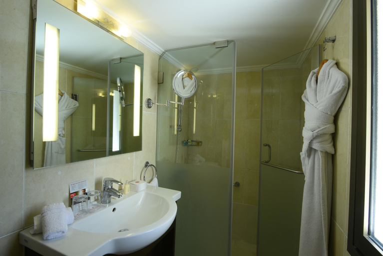 Bathroom 4, Ramada by Wyndham Downtown Beirut, Beirut