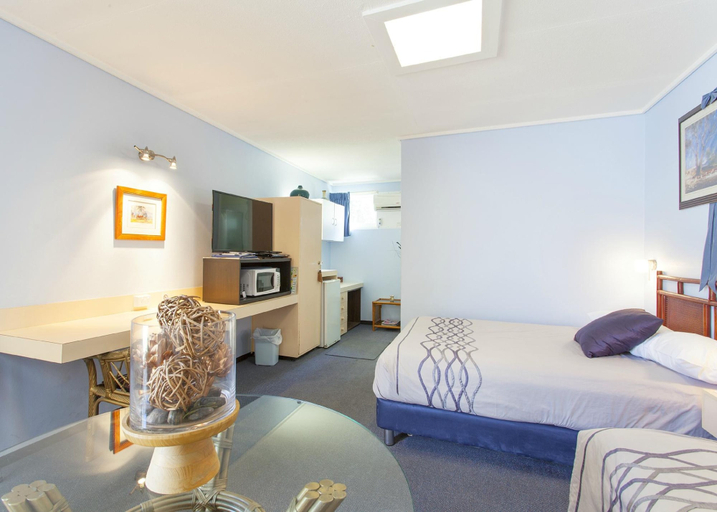 Bedroom 4, Raceways Motel, Hamilton