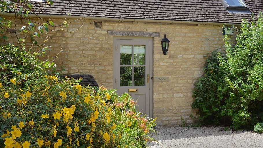 Exterior & Views 2, Shipton Cottage, Oxfordshire