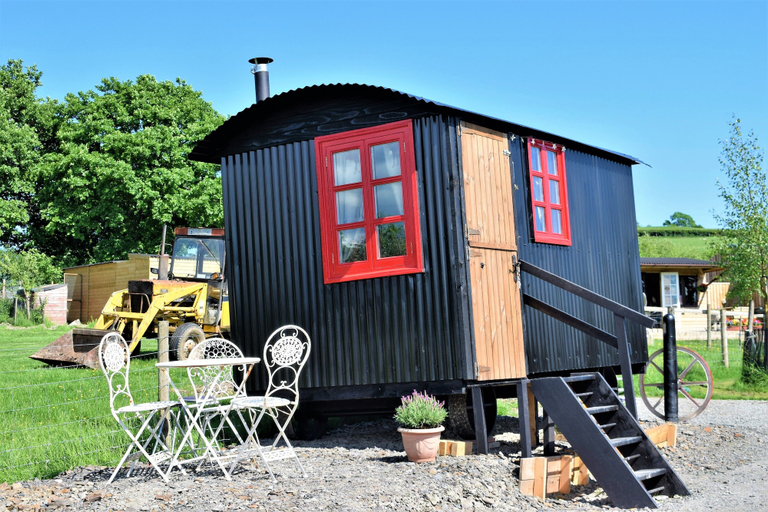 Exterior & Views 2, Meadow Shepherds hut, Powys