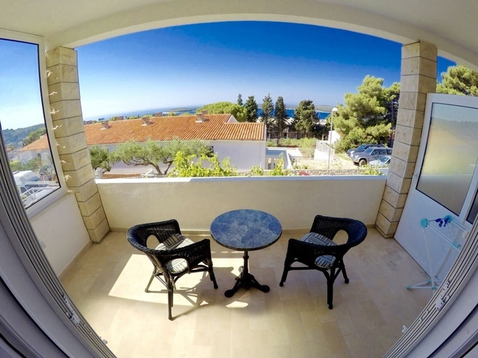 Others 4, Vila Lacman, Hvar