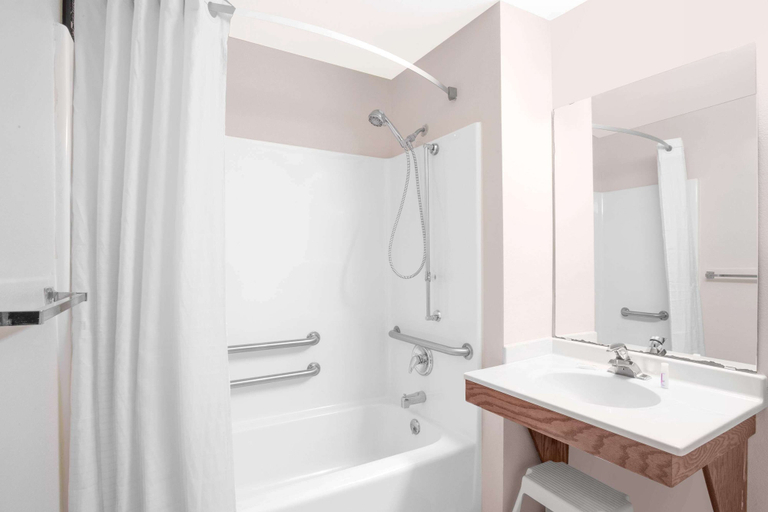 Bathroom 4, Days Inn by Wyndham Madison NE/Windsor, Dane