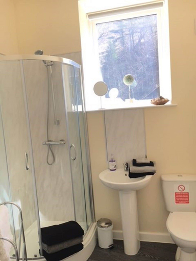 Bathroom 3, Ty Penacoed, Bridgend