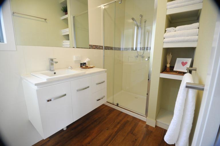 Bathroom 5, Gisborne Peak Winery Cottages, Macedon Ranges Bal