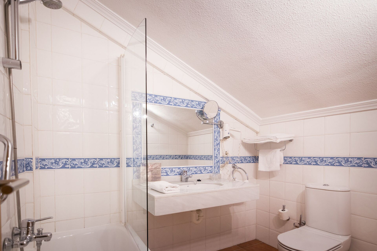 Bathroom 5, Hotel Abadía Camino Santiago, Burgos