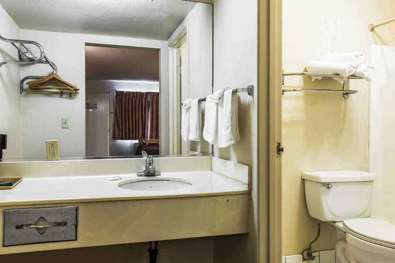 Bathroom 4, Rodeway Inn Ontario Airport Mills, San Bernardino