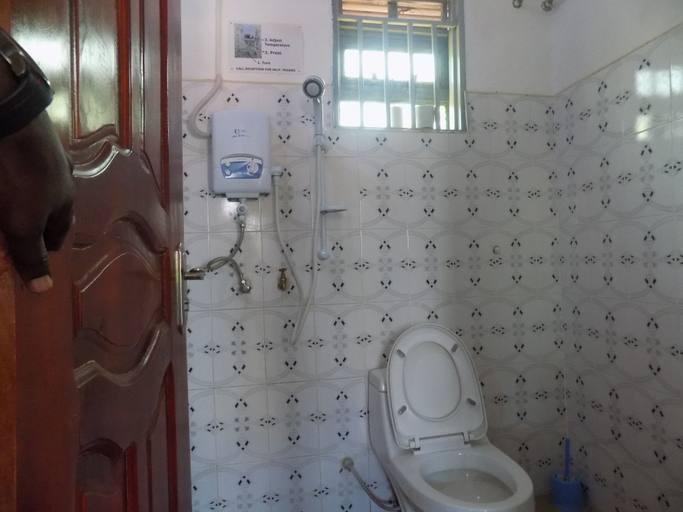 Bathroom 3, Deluxe Hotel - Ishaka, Igara