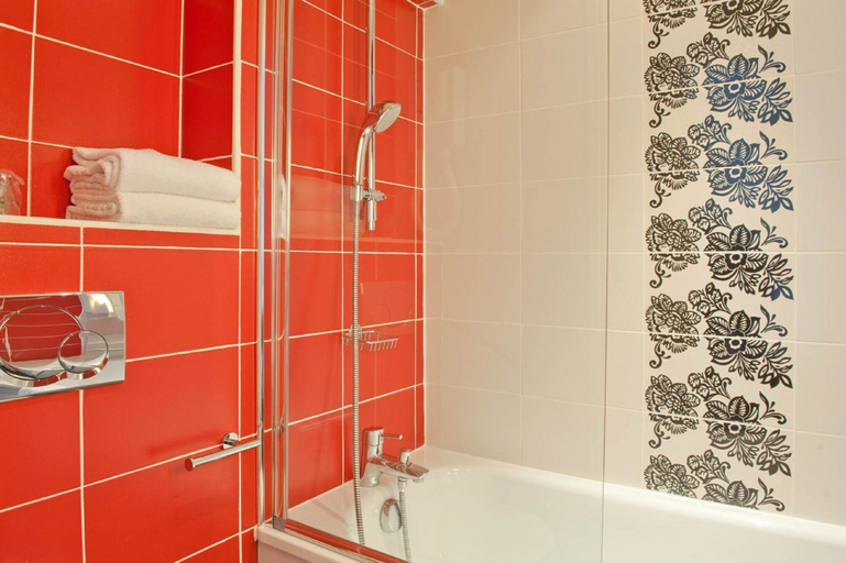 Bathroom 4, Hotel Berkeley, Paris